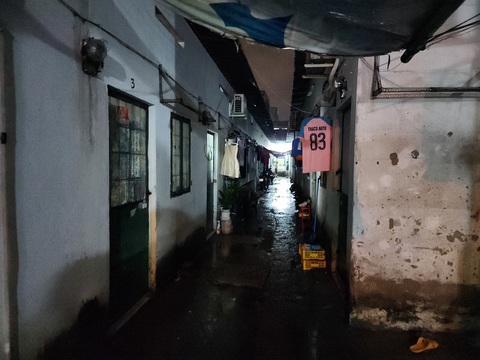 Vụ cháu gái tử vong ở sau đêm Trung thu: Chung cư cho người mẹ 3 cái bánh mang về - Ảnh 1. Khu trọ nơi cháu Q. sinh sống cùng cha mẹ - Ảnh: MINH HÒA