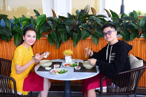 Nguyễn Kỳ Vĩ và hoa hậu Diễm Hương thưởng thức phở ở khách sạn Vinpearl Tây Ninh, tỉnh Tây Ninh - Ảnh: QUANG ĐỊNH Nguyễn Kỳ Vĩ và hoa hậu Diễm Hương thưởng thức phở ở khách sạn Vinpearl Tây Ninh, tỉnh Tây Ninh - Ảnh: QUANG ĐỊNH