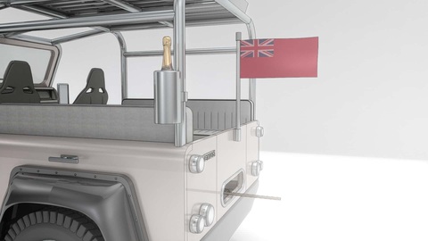 Land Rover Defender thành xe điện đưa đón chủ siêu du thuyền 'chạm đất', có ý kiến chê phí phạm - Ảnh 3. Tủ lạnh dưới nắp ca pô không thực sự thuận tiện nếu chủ xe muốn thưởng thức rượu, do đó Shore Tender Defender có thêm một "ngăn" chứa đặc biệt khác - Ảnh: Everrati