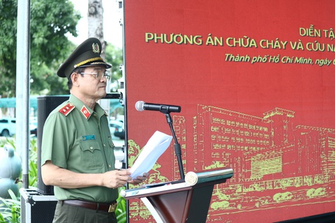 Hơn 1.000 người tham gia diễn tập chữa cháy Bệnh viện Nhi đồng Thành phố - Ảnh 1. Trung tướng Lê Hồng Nam phát biểu tại buổi diễn tập - Ảnh: KHẮC HIẾU