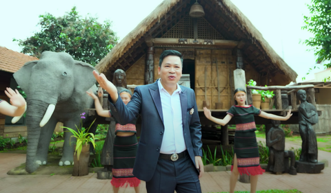 Michael Lang ra mắt MV dễ thương về trái sầu riêng - Ảnh 5. Nam ca sĩ còn ghi lại khung cảnh đẹp của núi rừng Tây Nguyên