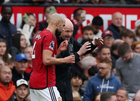Tình thế khó xử của Man United- Ảnh 2. CĐV Man United vẫn tín nhiệm Ten Hag - Ảnh: REUTERS