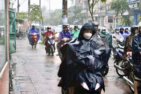 Thời tiết hôm nay 4-10: Rãnh thấp dịch lên miền Trung, Nam Bộ đỡ mưa - Ảnh 1. Hôm nay mưa sẽ bắt đầu giảm dần ở Nam Bộ - Ảnh: TIẾN QUỐC