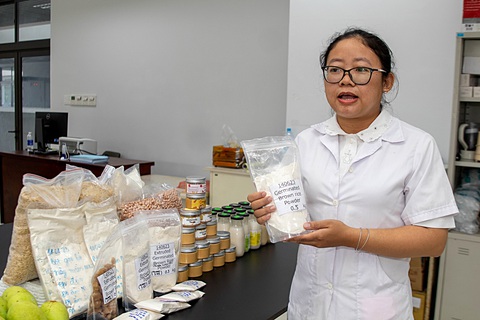 Nhật hỗ trợ nông sản Việt ở ĐBSCL - Ảnh 1. ThS Nguyễn Thị Lệ Ngọc giới thiệu các sản phẩm nghiên cứu của phòng thí nghiệm công nghệ sinh học thực phẩm tiên tiến - Ảnh: NGỌC ĐỨC