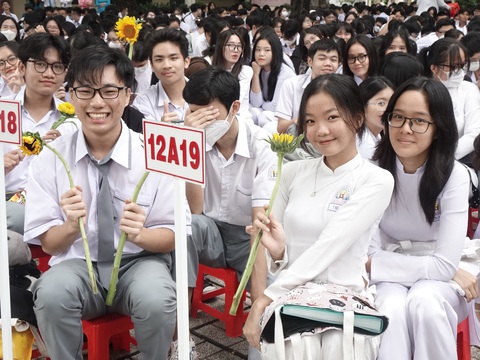 Ứng xử trong trường cần chuẩn mực - Ảnh 1. Ứng xử chuẩn mực, yêu thương của thầy cô sẽ góp phần giúp học sinh mỗi ngày đến trường là một ngày vui - Ảnh: NHƯ HÙNG