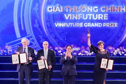 Thủ tướng Phạm Minh Chính trao giải thưởng chính 3 triệu USD cho ba nhà khoa học: Katalin Kariko, Drew Weissman và Pietter Rutter Cullis với công nghệ nghiên cứu vắc xin mRNA - Ảnh: NAM TRẦN Thủ tướng Phạm Minh Chính trao giải thưởng VinFuture 3 triệu USD cho ba nhà khoa học: Katalin Karikó (bìa phải), Drew Weissman (thứ hai từ trái sang) và Pietter Rutter Cullis với công nghệ nghiên cứu vắc xin mRNA tối 20-1-2022 - Ảnh: NAM TRẦN