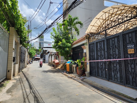 Vụ sập nhà ở quận Bình Thạnh: Nhà cạnh bên cũng bị nghiên - Ảnh 1. Nhà bên cạnh căn nhà sập cũng bị ảnh hưởng sau sự cố - Ảnh: MINH HÒA