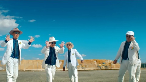 Nhóm nhạc thần tượng Nhật debut tuổi U80 đi hát, ra MV, lưu diễn khắp nơi - Ảnh 3. 5 thành viên nhóm JI-POP như quý ông lịch lãm hát, nhảy cực sung trong MV