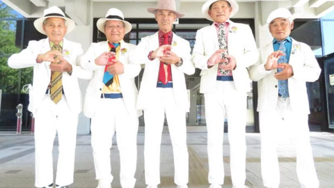 Nhóm nhạc thần tượng Nhật debut tuổi U80 đi hát, ra MV, lưu diễn khắp nơi - Ảnh 1. 5 thành viên tuổi từ 65-87 của nhóm nhạc thần tượng JI-POP