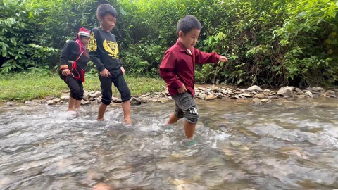 Cùng em thắp sáng tương lai: Đi học là vui nhất! - Ảnh 1. Em Tẩn A Việt, Tẩn A Đông và Xìn Thị Giang trên đường đến trường