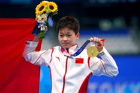 Quan Hongchan khi giành huy chương vàng và phá kỷ lục tại Olympic Tokyo 2020 - Ảnh: GETTY Quan Hongchan ở tuổi 14 đã giành huy chương vàng và phá kỷ lục tại Olympic Tokyo 2020 - Ảnh: GETTY