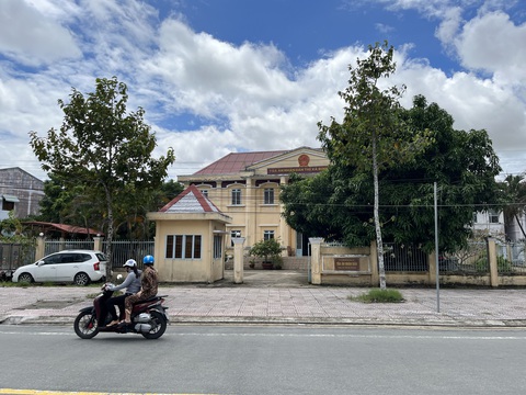 Phó chánh án ở Vĩnh Long bị bắt quả tang nhận hối lộ - Ảnh 1. Phó chánh án Tòa án nhân dân thị xã Bình Minh Nguyễn Thị Tuyết Sương bị bắt khi đang nhận hối lộ tại trụ sở - Ảnh: LAN NGỌC