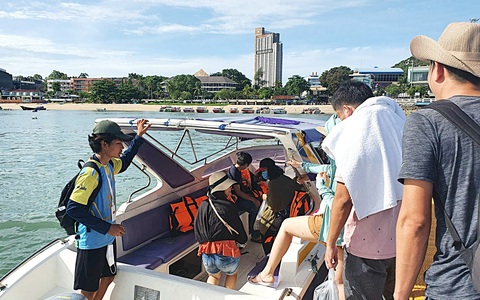 Giá vé bay nội địa quá cao: Tour ngoại rẻ hơn vé bay nội địa - Ảnh 2. Du khách Việt trong một tour đi Thái Lan - Ảnh: CÔNG TRUNG