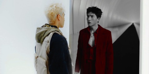 HIEUTHUHAI thoát khỏi hình tượng “soft boy”: Cực ngầu, đầy cá tính trong trailer album mới - Ảnh 3. HIEUTHUHAI bùng nổ visual với mái tóc bạch kim