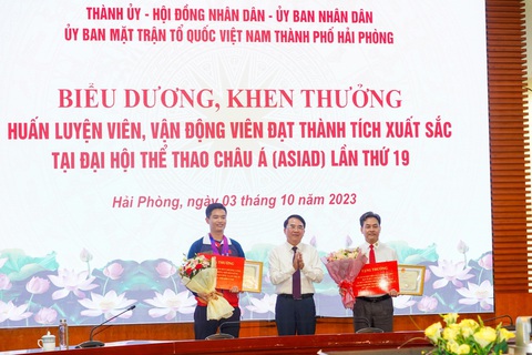 Hải Phòng chi 338 triệu thưởng thầy trò xạ thủ Phạm Quang Huy - Ảnh 1. Lãnh đạo TP Hải Phòng trao bằng khen và số tiền thưởng hơn 300 triệu đồng cho hai thầy trò xạ thủ Phạm Quang Huy - Ảnh: Đ.THANH