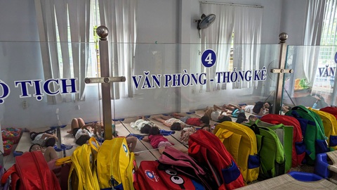 Trường mầm non bị tạm đình chỉ, các cháu học sinh được đưa đến… trụ sở phường - Ảnh 1. Trụ sở phường Thuận Hòa (TP Huế) được Trường mầm non Hương Sen mượn tạm làm nơi trông giữ trẻ - Ảnh: NHẬT LINH