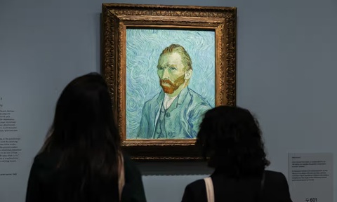 Khán giả xem tranh tự hoa của Van Gogh ở bảo tàng Musée d’Orsay - Ảnh: Teresa Suárez/EPA Khán giả xem tranh tự họa của Van Gogh ở Bảo tàng Musée d’Orsay - Ảnh: Teresa Suárez/EPA