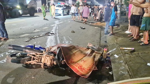 Cần "thuốc đặc trị" xe khách chạy ẩu - Ảnh 2. Trước đó vụ tai nạn do xe Thành Bưởi khiến hai anh em chết tại chỗ cũng trên quốc lộ 20 thuộc huyện Thống Nhất, Đồng Nai tối 23-7 - Ảnh: A.B.
