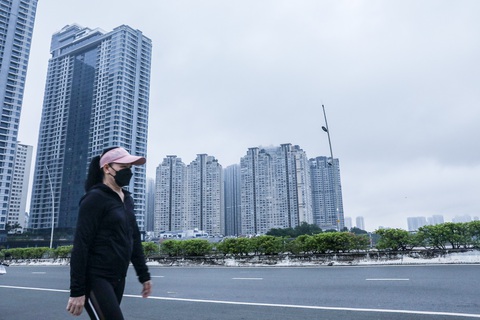 Ngắm TP.HCM sáng sớm mưa lất phất, tiết trời lành lạnh như Đà Lạt - Ảnh 7. Người dân tập thể dục, ngắm toà nhà Landmark mù sương sáng sớm 3-10