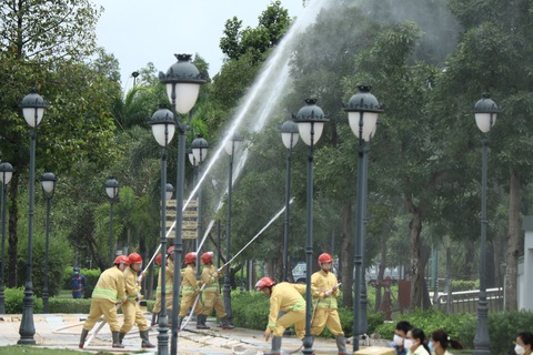 Hơn 1.000 người tham gia diễn tập chữa cháy Bệnh viện Nhi đồng Thành phố - Ảnh 2. Lực lượng phòng cháy chữa cháy cơ sở nhanh chóng có mặt tại hiện trường vụ cháy - Ảnh: KHẮC HIẾU