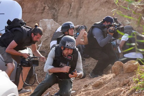 29 nhà báo thiệt mạng trong xung đột Israel - Hamas - Ảnh 1. Các phóng viên ẩn nấp tại thành phố Sderot của Israel khi nghe thấy còi báo động không kích từ Dải Gaza, ảnh chụp ngày 23-10 - Ảnh: AFP