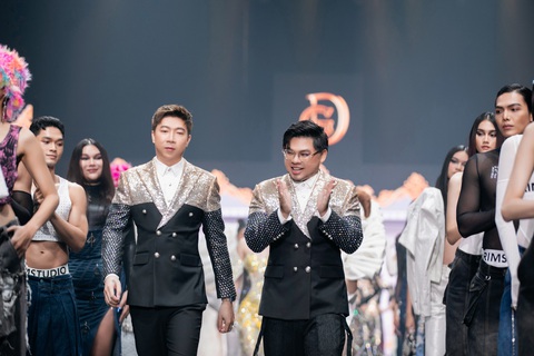 Nhà thiết kế Lê Long Dũng (bên phải) và Thân Nguyễn An Kha mất hai năm chuẩn bị cho show diễn kỷ niệm 10 năm - Ảnh: KIẾNG CẬN TEAM Nhà thiết kế Lê Long Dũng (phải) và Thân Nguyễn An Kha mất hai năm chuẩn bị cho show diễn kỷ niệm 10 năm - Ảnh: KIẾNG CẬN TEAM