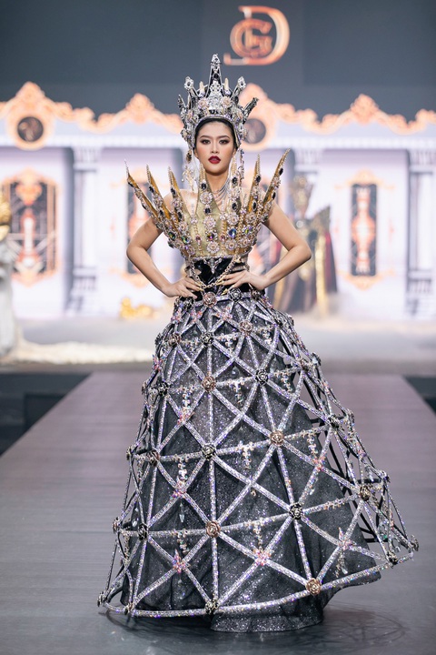 Hoa hậu Thiên Ân diện thiết kế mang kiểu dáng độc đáo, quen mà lạ - Ảnh: KIẾNG CẬN TEAM Hoa hậu Thiên Ân diện thiết kế mang kiểu dáng độc đáo, quen mà lạ - Ảnh: KIẾNG CẬN TEAM