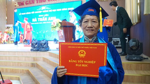 Quyết tâm lấy bằng đại học ở tuổi 75 vì lời hứa với người chồng đã mất - Ảnh 2. Sự học không bao giờ là quá muộn khi chúng ta quyết tâm - Ảnh: Trường đại học Nam Cần Thơ cung cấp