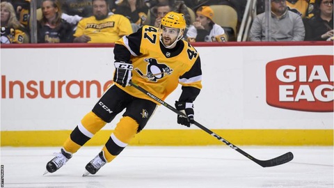 Ngôi sao hockey qua đời vì tai nạn 'cắt cổ' trên sân - Ảnh 1. Cầu thủ hockey Adam Johnson đã qua đời ở tuổi 29 vì 'tai nạn kỳ quái' khiến anh bị giày trượt đối thủ cắt vào cổ - Ảnh: GETTY IMAGES