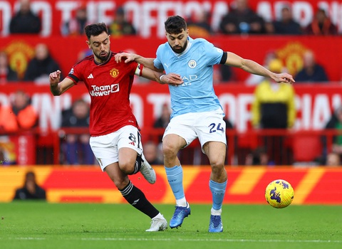 Haaland lập cú đúp, Man City 'nhấn chìm' Man United - Ảnh 3. Man United (trái) bất lực trước Man City quá mạnh - Ảnh: REUTERS