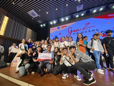 Những hình ảnh trong hành trình tới trận chung kết ‘Gen Z xứ Quảng’ - Ảnh 4. Niềm vui của thầy trò Trường THPT Sơn Trà khi giành vé góp mặt trong trận chung kết