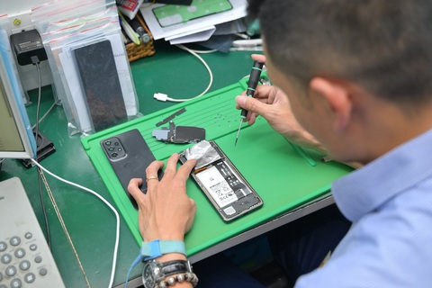 Khám phá dịch vụ chăm sóc khách hàng mang ý thức môi trường tại Samsung Vietnam - Ảnh 3. Khu vực sửa chữa điện thoại