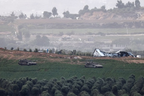 Xe tăng Israel di chuyển ở phía bắc Dải Gaza ngày 29-10 - Ảnh: AFP Xe tăng Israel di chuyển ở phía bắc Dải Gaza ngày 29-10 - Ảnh: AFP
