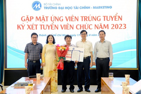 Trường đại học "khát" giáo sư, phó giáo sư - Ảnh 1. Trường đại học Tài chính - Marketing trao hỗ trợ một lần cho phó giáo sư về trường theo chính sách thu hút - Ảnh: UFM