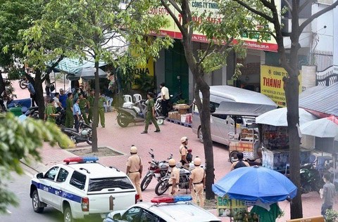 Chủ tich TP.HCM: Vụ nhà xe Thành Bưởi xử lý nghiêm, không vùng cấm, không lợi ích nhóm - Ảnh 1. Chiều 26-10, tại trụ sở Công ty TNHH Thành Bưởi (nhà xe Thành Bưởi) xuất hiện nhiều lực lượng công an cùng cảnh sát giao thông - trật tự ở bên ngoài - Ảnh: CHÂU TUẤN