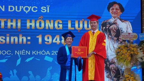 Quyết tâm lấy bằng đại học ở tuổi 75 vì lời hứa với người chồng đã mất - Ảnh 1. Tân dược sĩ Nguyễn Thị Hồng Lựu (75 tuổi) tại lễ tốt nghiệp ngày 29-10 vừa qua - Ảnh: Trường đại học Nam Cần Thơ cung cấp