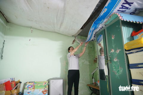 Vì sao xin phép xây nhà, cấp lại sổ đỏ, 3 năm vẫn chưa được? - Ảnh 1. Nhà hư hỏng nên bà Hải xin phép xây nhà nhưng vẫn chưa được vì rắc rối từ sổ đỏ - Ảnh: ĐOÀN CƯỜNG