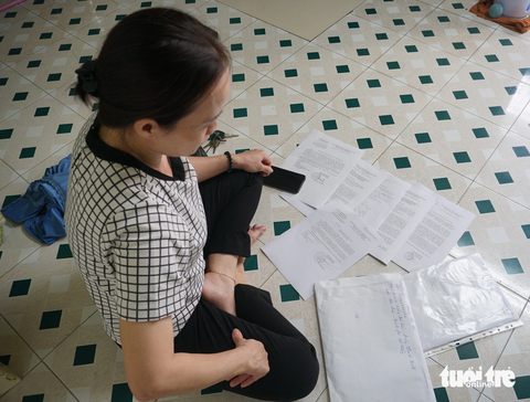 Vì sao xin phép xây nhà, cấp lại sổ đỏ, 3 năm vẫn chưa được? - Ảnh 2. Nhiều hồ sơ, giấy tờ liên quan vụ việc của bà Hải nhưng đến nay vẫn chưa có kết quả - Ảnh: ĐOÀN CƯỜNG