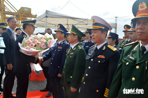 Tàu huấn luyện Hàn Quốc thăm hữu nghị Hải Phòng - Ảnh 2. Thiếu tướng Trần Văn Thơ - tư lệnh Vùng cảnh sát biển 1 - tặng hoa chúc mừng ông Kim Young Chul (trái) và đoàn công tác Lực lượng bảo vệ bờ biển Hàn Quốc - Ảnh: MẠNH THƯỜNG