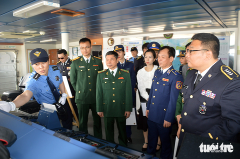 Tàu huấn luyện Hàn Quốc thăm hữu nghị Hải Phòng - Ảnh 3. Các đại biểu tham quan buồng điều khiển tàu Badaro - Ảnh: MẠNH THƯỜNG