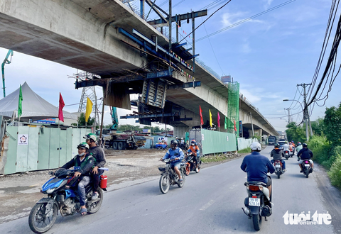 Hợp long nhịp chính của cây cầu Nam Lý, sớm đưa công trình 'về đích' - Ảnh 1. Việc hợp long nhịp chính đơn nguyên 1 cầu Nam Lý có ý nghĩa vô cùng đặc biệt, tiến tới hoàn thành xây dựng toàn bộ công trình năm 2024 - Ảnh: CHÂU TUẤN
