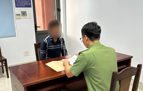 Vô hiệu hóa nhóm ‘Ae xã hội Bắc - Trung - Nam’ trên mạng với gần 10.000 thành viên - Ảnh 1. Lực lượng công an làm việc với quản trị viên nhóm “Ae xã hội Bắc - Trung - Nam” - Ảnh: H.B.