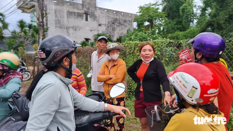 Bà con hàng xóm bàng hoàng trước việc Cường dùng rựa chém chết anh trai và cha mình - Ảnh: LÂM THIÊN Bà con hàng xóm bàng hoàng trước việc Cường dùng rựa chém chết cha và anh trai - Ảnh: LÂM THIÊN
