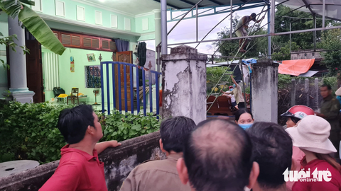 Bà con hàng xóm giúp gia đình ông Cảnh lo hậu sự - Ảnh: LÂM THIÊN Bà con hàng xóm giúp gia đình ông Cảnh lo hậu sự - Ảnh: LÂM THIÊN