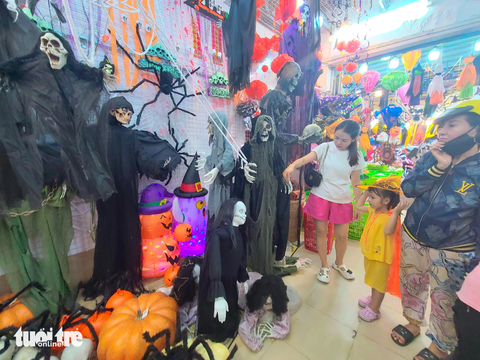 Thị trường Halloween vắng lặng trước lễ, sức mua giảm sâu 50% - Ảnh 3. Các mẫu hình nộm ma quái cỡ lớn năm nay kén khách - Ảnh: NHẬT XUÂN