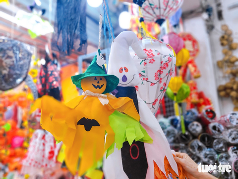 Thị trường Halloween vắng lặng trước lễ, sức mua giảm sâu 50% - Ảnh 4. Những mẫu đồ trang trí Halloween phân khúc giá rẻ được chọn mua nhiều hơn cả - Ảnh: NHẬT XUÂN
