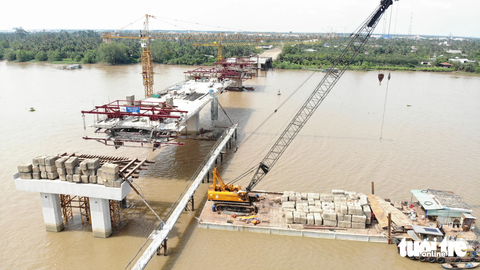 Dự án cầu Rạch Miễu 2 sau hơn 1 năm khởi công, chỗ thi công rầm rộ, chỗ vắng hoe - Ảnh 1. Hiện cầu Rạch Miễu 2 phía bờ tỉnh Bến Tre thi công khá rầm rộ, máy móc, công nhân thường xuyên túc trực - Ảnh: MẬU TRƯỜNG