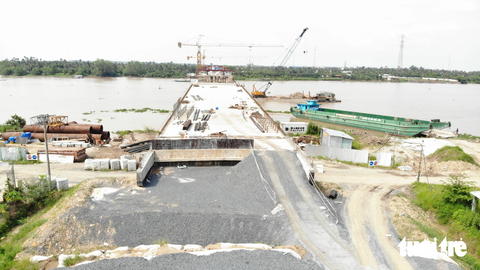 Dự án cầu Rạch Miễu 2 sau hơn 1 năm khởi công, chỗ thi công rầm rộ, chỗ vắng hoe - Ảnh 3. Phần đường dẫn tiếp giáp cầu Rạch Miễu 2, phía bờ Bến Tre đang được gấp rút thi công - Ảnh: MẬU TRƯỜNG