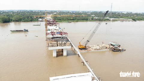 Dự án cầu Rạch Miễu 2 sau hơn 1 năm khởi công, chỗ thi công rầm rộ, chỗ vắng hoe - Ảnh 4. Hình hài cầu Rạch Miễu 2 phía bờ Bến Tre đang dần hình thành sau hơn 1 năm khởi công - Ảnh: MẬU TRƯỜNG