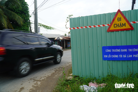 Dự án cầu Rạch Miễu 2 sau hơn 1 năm khởi công, chỗ thi công rầm rộ, chỗ vắng hoe - Ảnh 7. Phía tỉnh Tiền Giang hiện nay đang tập trung giải phóng mặt bằng - Ảnh: MẬU TRƯỜNG